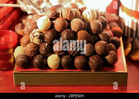 Gros tas de chocolat Pralines Desserts sucrés Banque D'Images