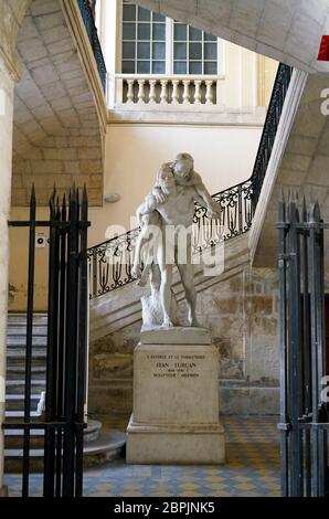 La statue en marbre de l'Aveugle et la paralytique (le Blindman et le lame) de Jean Turcan à l'intérieur du Palais épiscopal.Arles.Bouches-du-Rhône.Alpes-Côte d'Azur.France Banque D'Images