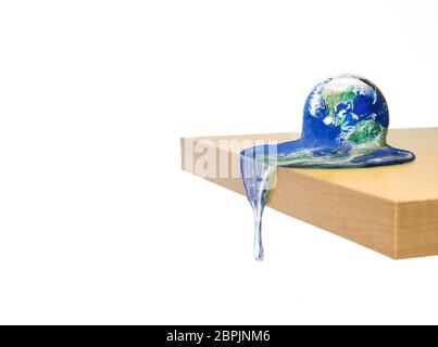 Monde chaud et en fusion au bord de la table de bois sur fond blanc, jour de la Terre et de dommages environnementaux concept, éléments de cette image fournit Banque D'Images