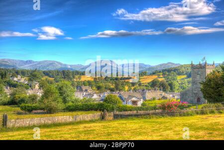 Hawkshead village Cumbria le district du lac avec l'église du ciel bleu et les roses rouges dans HDR coloré Banque D'Images