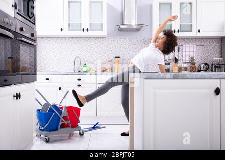 Close-up of a Young African Woman vadrouille de glisser tout en marbre dans la cuisine Banque D'Images