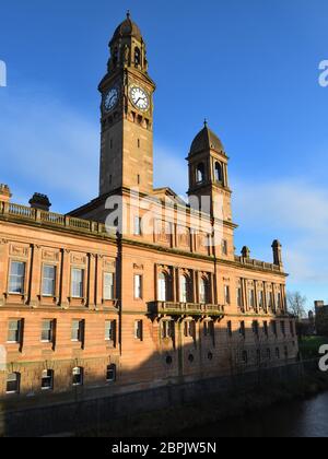L'arrière de l'installation municipale de Paisley Town Hall et tour d'horloge à Renfrewshire, Écosse, Royaume-Uni, Europe c'est un bâtiment classé de catégorie A. Banque D'Images