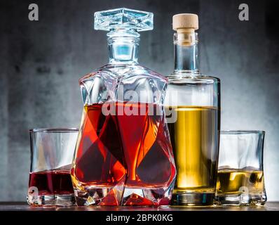 La composition avec carafe et bouteilles d'un assortiment de boissons alcoolisées. Banque D'Images