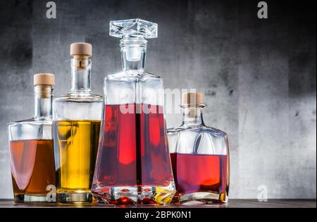 La composition avec carafe et bouteilles d'un assortiment de boissons alcoolisées. Banque D'Images