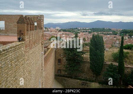 Rempart du Palais des Rois de Majorque avec la ville de Perpignan en arrière-plan. Perpignan.Pyrénées-Orientales.Occitanie.France Banque D'Images