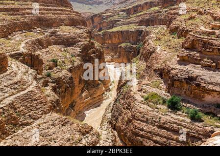 Canyon sec Mides arides en Tunisie près de la frontière algérienne Banque D'Images