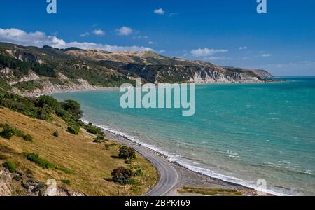Palliser Bay, Whatarangi Bluff à distance, Cook Strait, vue depuis Cape Palliser Road, Wairarapa Coast, région de Wellington, Île du Nord, Nouvelle-Zélande Banque D'Images