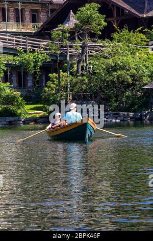 New Paltz, New York - 22 juin 2014 : un jeune couple navigue sur un bateau à rames dans le lac Mohonk, un hôtel de style victorien niché dans le Shavangunk Mountain Ridg Banque D'Images