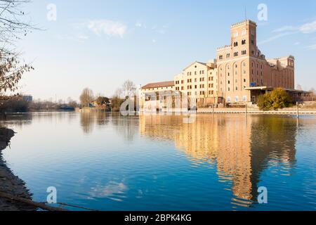 L'archéologie industrielle le long de la rivière Sile. Ancienne usine abandonnée. Monument italien Banque D'Images