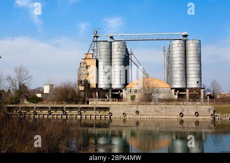 L'archéologie industrielle le long de la rivière Sile. Ancienne usine abandonnée. Monument italien Banque D'Images