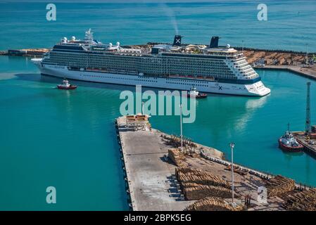 Bateau de croisière Celebrity Solstice approchant Higgins Wharf au port de Napier, région de Hawke's Bay, Île du Nord, Nouvelle-Zélande Banque D'Images