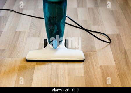 Aspirateur sur un parquet. Tourné de l'intérieur. Banque D'Images