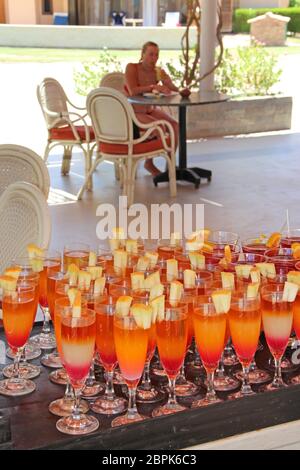 Cocktails lumineux avec des morceaux de melon dans le complexe tropical. Concept de vacances. Boire en vacances. Bonnes vacances d'été. Morceau de melon en verre d'alcool Banque D'Images