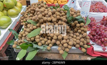 Grand groupe de Longan Fruits tropicaux au Marché intérieur Banque D'Images