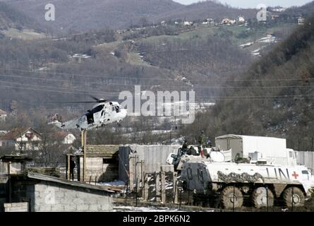 Le 27 février 1994 pendant la guerre en Bosnie : un hélicoptère HC4 du roi de mer de la Marine royale du 845 Escadron de l'air de la Marine débarque à la base britannique de Bila, juste à l'extérieur de Vitez. Banque D'Images