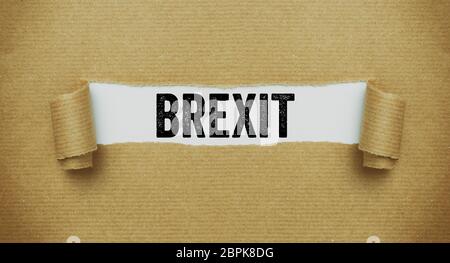 Papier brun déchiré révélant le mot Brexit Banque D'Images