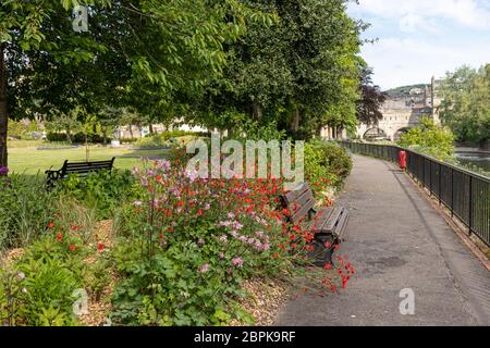 Les jardins Parade dans le centre de Bath City avec le Pont de Cultney dans le fond lointain, Somerset, Angleterre, Royaume-Uni Banque D'Images