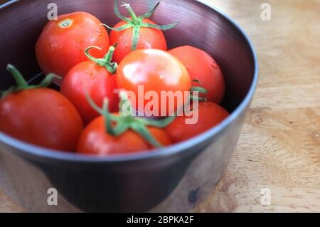 Vue en gros les tomates dans un bol en métal. Banque D'Images