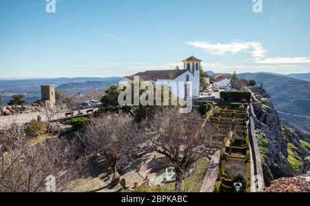 L'église blanche et Hill Garden paysage du village médiévale Portugal Marvao Banque D'Images