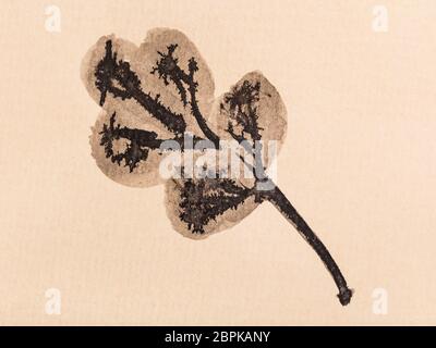 dessin d'entraînement en sumi-e (suibokuga) - feuille de chêne peinte à la main par des aquarelles noires sur papier jaune Banque D'Images