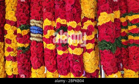 Des guirlandes de fleurs colorées indienne sur la rue du marché à Singapour Banque D'Images