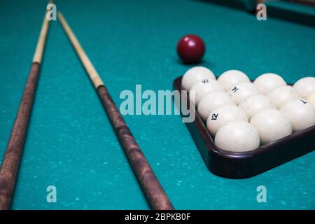 Table de billard russe avec boules et bâtons de repère sur fond vert Banque D'Images