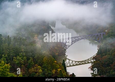 Automne feuillage Premier pont de Fukushima Daiichi dans kyouryou point vue Fukushima Japon Mishima Banque D'Images