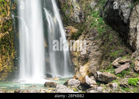 Vue sur la magnifique cascade de Grunas près du village de Theth, Albanie Banque D'Images