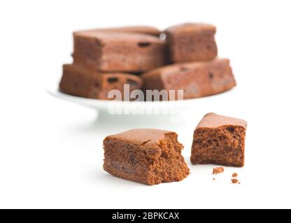 Brownies au chocolat sucré isolé sur fond blanc. Banque D'Images