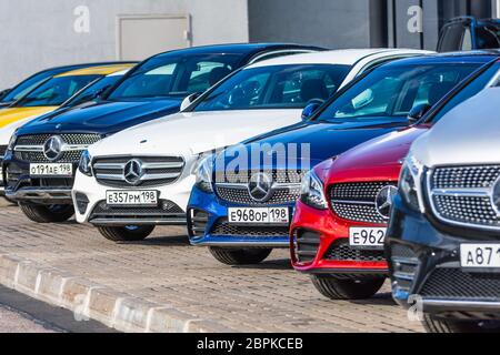 Mercedes-Benz de différentes classes et couleurs dans une rangée devant un concessionnaire. Russie, Saint-Pétersbourg. 14 mai 202 Banque D'Images