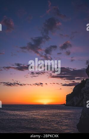 Magnifique coucher de soleil sur les falaises de Petrovac, Monténégro côte Banque D'Images