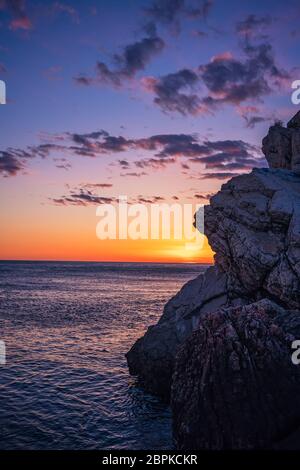 Magnifique coucher de soleil sur les falaises de Petrovac, Monténégro côte Banque D'Images