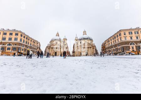 Rome, Italie. 26 février 2018 : événement climatique extraordinaire à Rome en Italie, Piazza del Popolo. Vague exceptionnelle de mauvais temps avec neige Banque D'Images