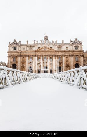 Rome, Italie. 26 février 2018 : Rome avec neige, Piazza San Pietro, place Saint-Pierre dans la Cité du Vatican couverte de neige. Même un climat extraordinaire Banque D'Images