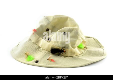 Une image isolée sur blanc d'un chapeau de pêcheur avec des leurres de mouche. Banque D'Images