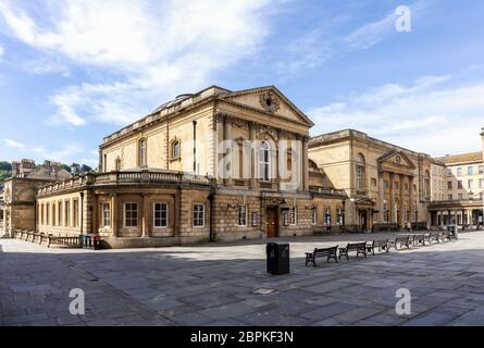 Abbey Churchyard, ville de Bath, un centre du patrimoine mondial de l'UNESCO, Angleterre, Royaume-Uni. Pris pendant la pandémie du coronavirus (COVID-19), donc la zone est vide - pas de personnes Banque D'Images