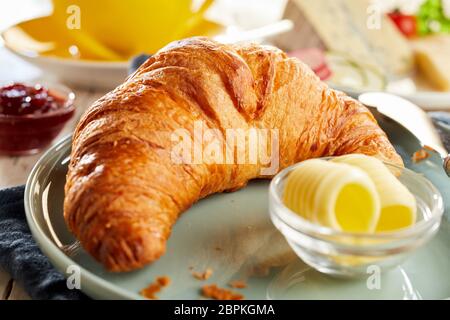 Ensemble des petits croissants feuilletée servi avec du beurre. Vue rapprochée Banque D'Images