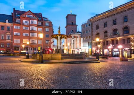 La plus ancienne place Gammeltorv ou le vieux marché avec la fontaine Caritas dans le centre pendant l'heure bleue du matin, Copenhague, capitale du Danemark Banque D'Images