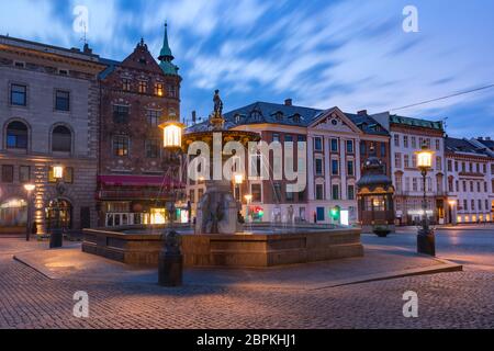 La plus ancienne place Gammeltorv ou le vieux marché avec la fontaine Caritas dans le centre pendant l'heure bleue du matin, Copenhague, capitale du Danemark Banque D'Images