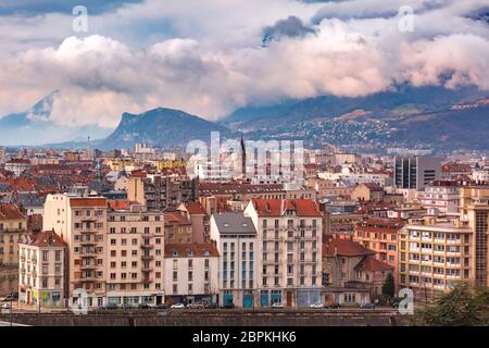 Vue panoramique aérienne sur les rives de l'Isère, les toits et les Alpes françaises en arrière-plan, Grenoble, France Banque D'Images