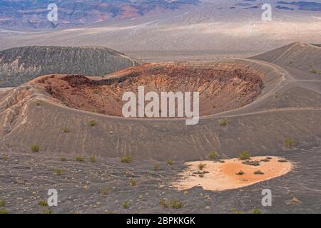 Peu de Hebe cône de cendres dans un champ volcanique dans Death Valley National Park en Californie Banque D'Images