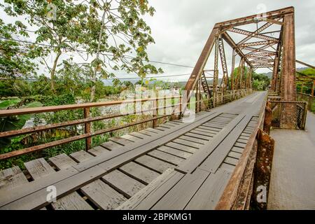 Steel pont sur une rivière au Costa Rica Banque D'Images