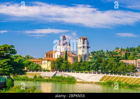 San Giorgio dans Braida Eglise catholique romaine bâtiment avec clocher en brique Campanile et dôme, rive de la rivière Adige, centre historique de la ville de Vérone, fond bleu ciel, région de Vénétie, Italie du Nord Banque D'Images