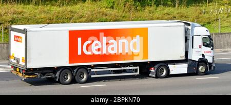Vue latérale de l'Islande aliments surgelés et épicerie commerce de détail chaîne d'approvisionnement alimentaire livraison de camions hgv et publicité de la marque sur remorque autoroute britannique Banque D'Images
