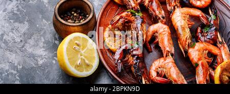 Crevettes grillées délicieuses en brochettes avec du citron.grandes crevettes barbecue grillé Banque D'Images