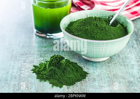 Chlorella ou l'orge. Superfood Detox. La spiruline en poudre. Banque D'Images