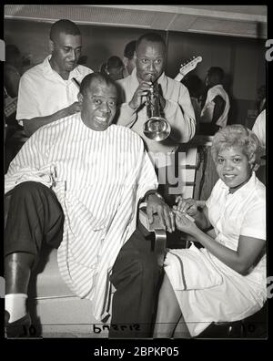 Louie Satchmo Armstrong obtient les travaux dans un salon de coiffure à Chicago, il. 1961. Image de négatif 4 x 5 pouces. Banque D'Images