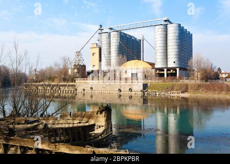 L'archéologie industrielle le long de la rivière Sile. Ancienne usine abandonnée. Monument italien Banque D'Images