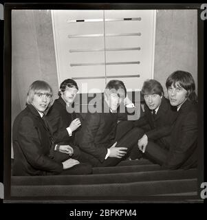 The English rock band The Yardbirds à Londres, le 26 février 1966. Image de 6x6 cm négatif.gauche à droite: Keith Reif chant, Paul Samwell-Smith basse, Jim McCarty batterie, Chris Dreja guitare, Jeff Beck guitare. Banque D'Images