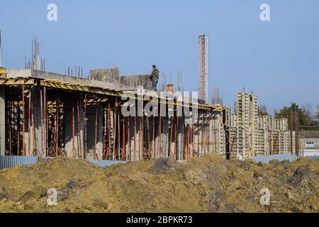 Construction d'un bâtiment résidentiel, les structures en béton armé, le ciment et les raccords. Banque D'Images